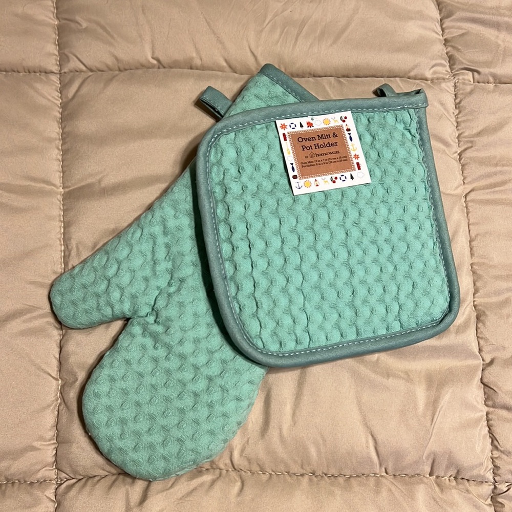 NWT 2pc turquoise Oven Glove & Mitt